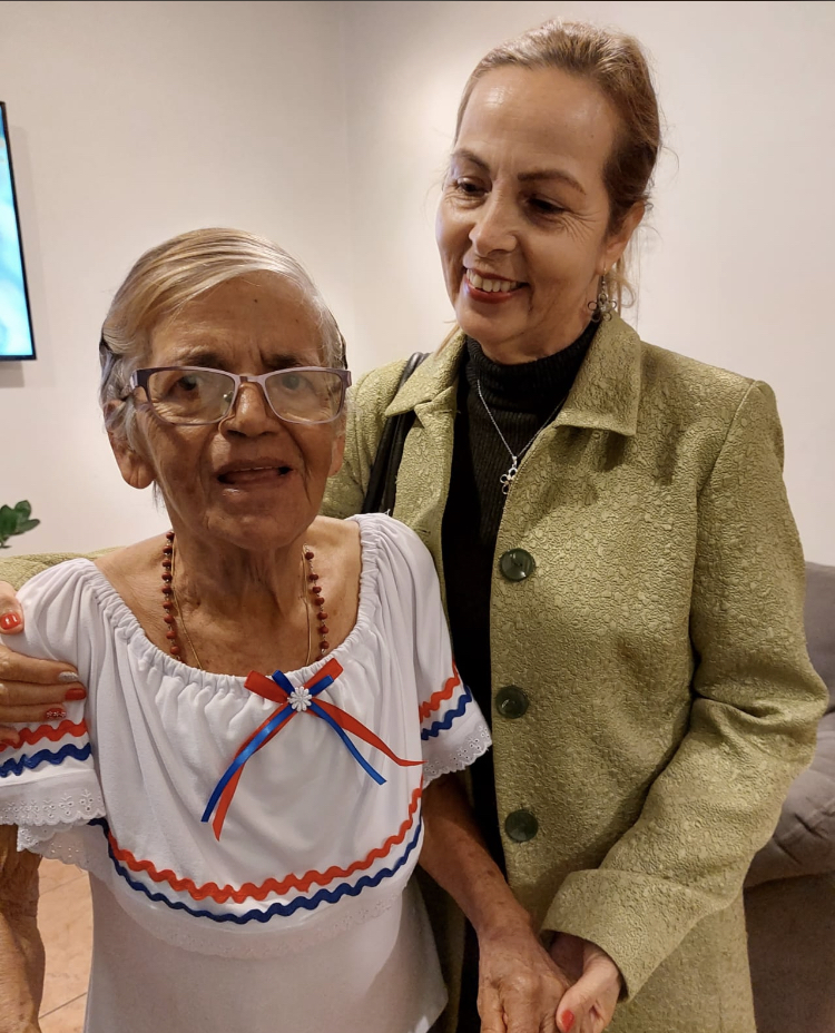 Adulta mayor usando traje típico costarricense hecho por modista ramonense