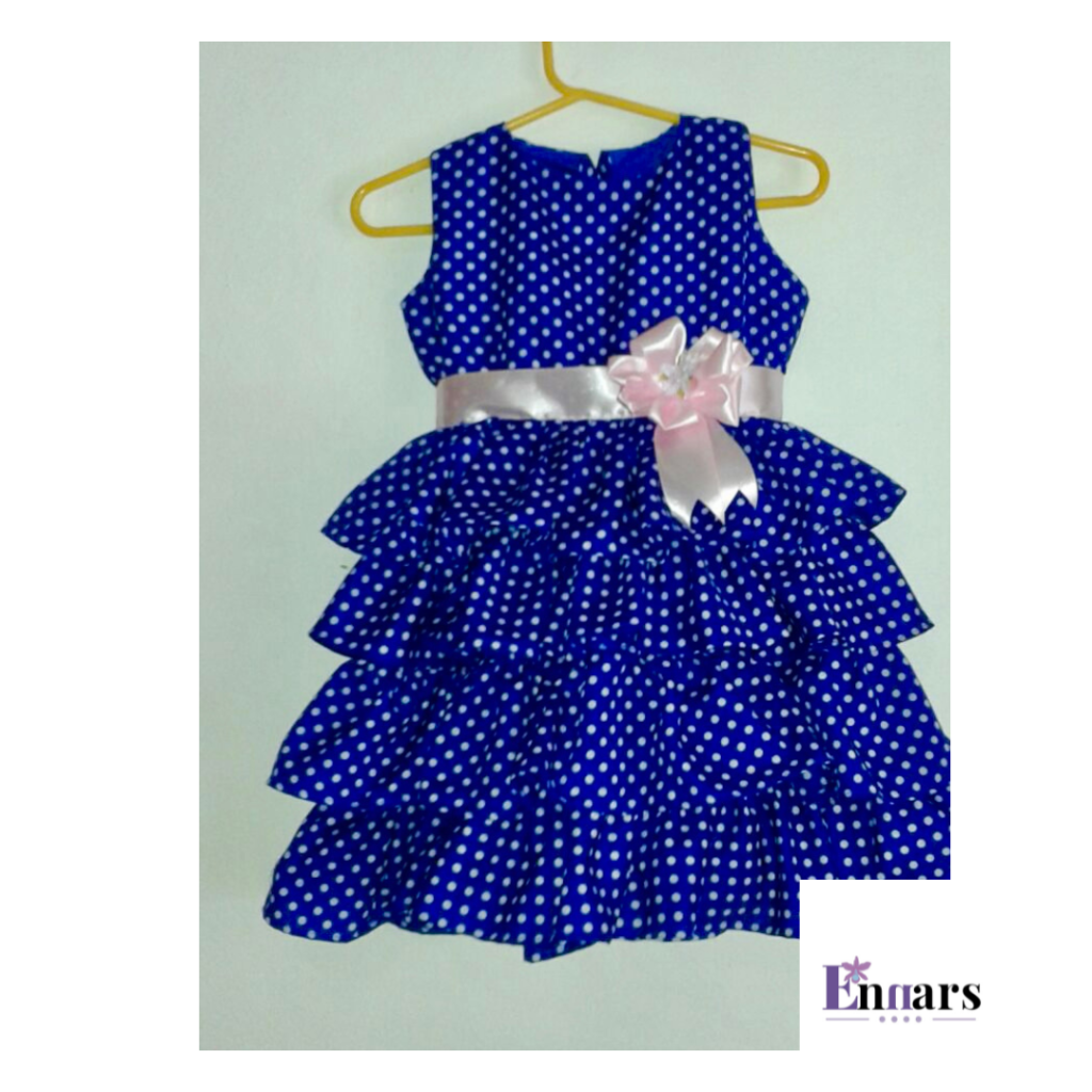 Vestido azul con lazo rosado de niña