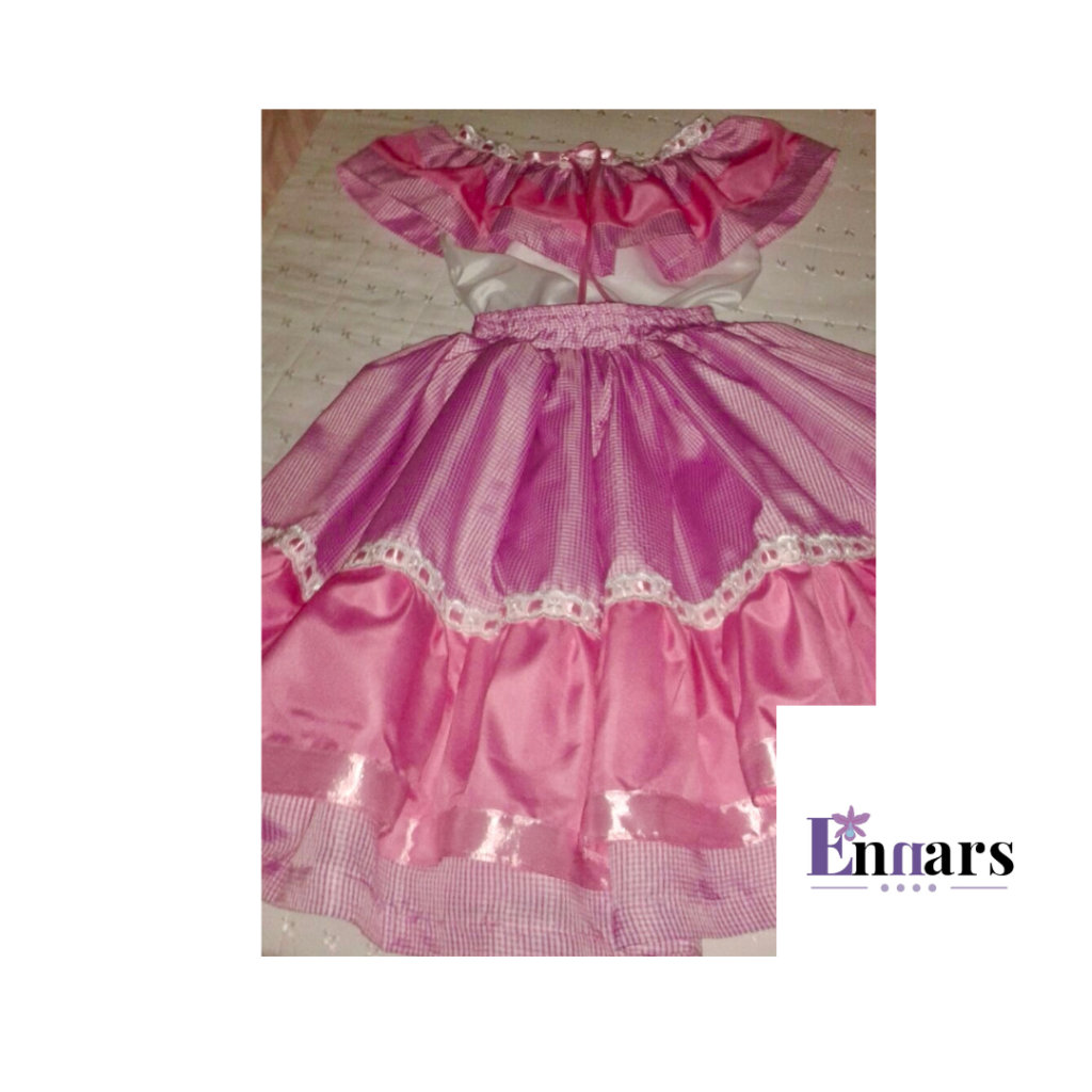 Vestido de niña rosa con vuelos y lazos