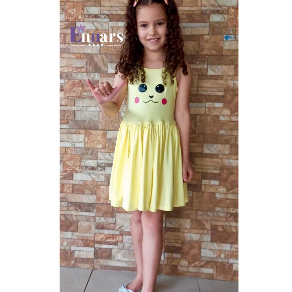 Niña con cabello rizado usando lindo vestido de Pokemón amarillo 